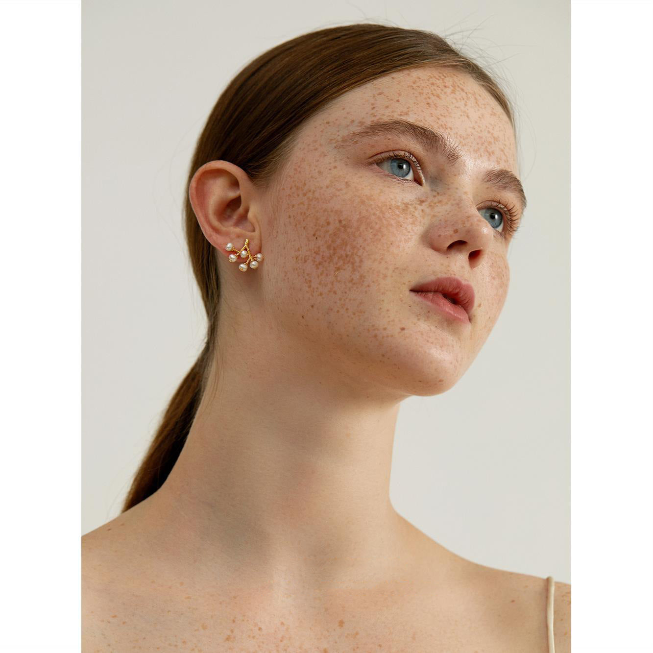 Aretes de plata con perlas de agua dulce en forma de rama