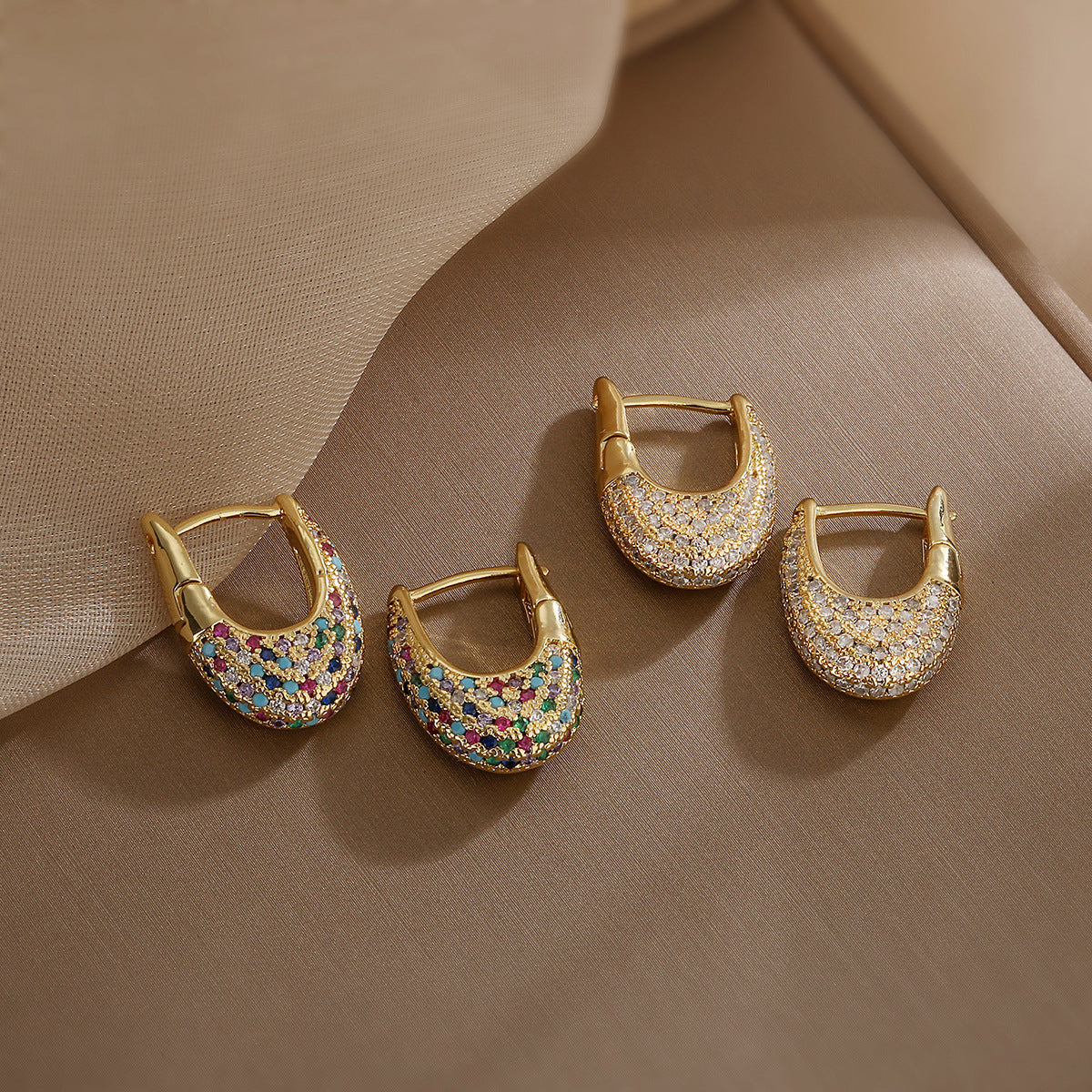 Boucles d'oreilles en forme de U avec placage en cuivre et zircon incrusté d'or 18 carats