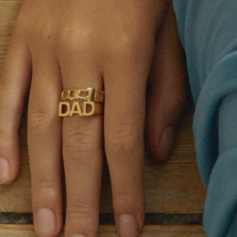 Anillo de oro de 18 quilates con revestimiento de acero de titanio y sello de letra