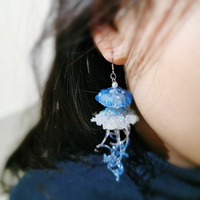 Boucles d'oreilles méduses longues faites à la main en résine créative