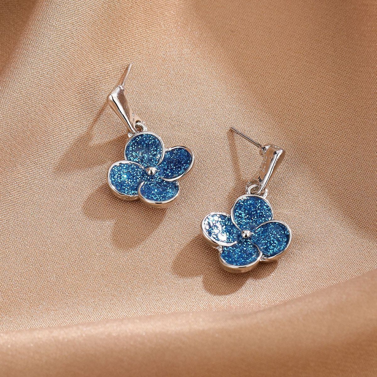 Lot de deux boucles d'oreilles et pendentif pour femme