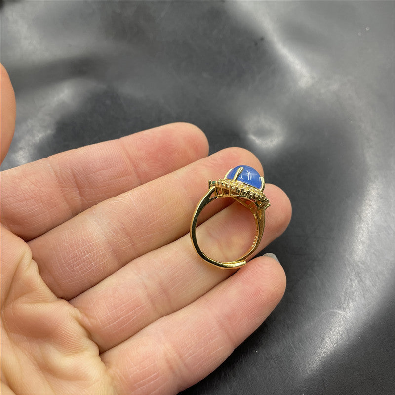 Bague en calcédoine bleue incrustée de forme géométrique