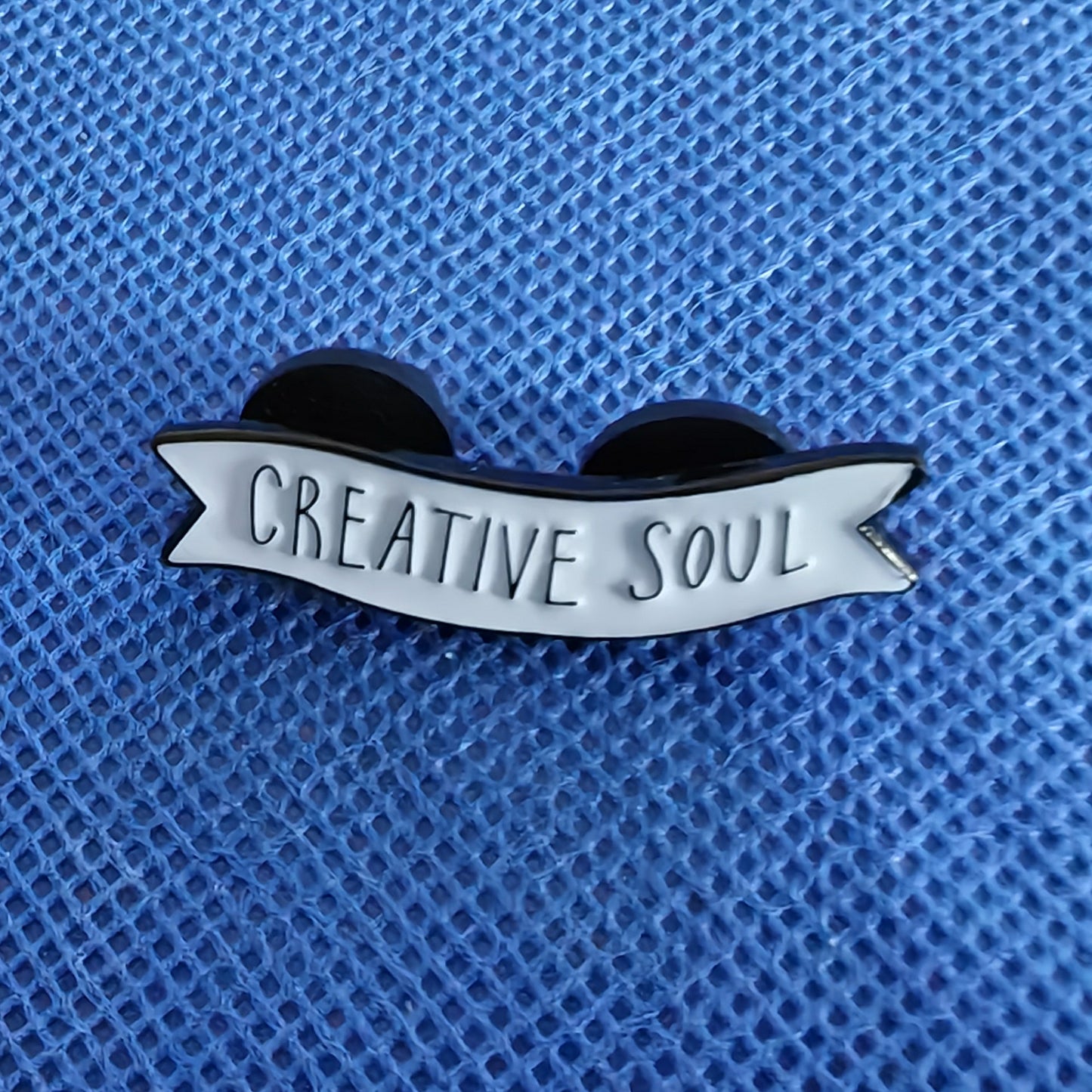 Broche d'âme créative anglaise, Badge M doré de dessin animé