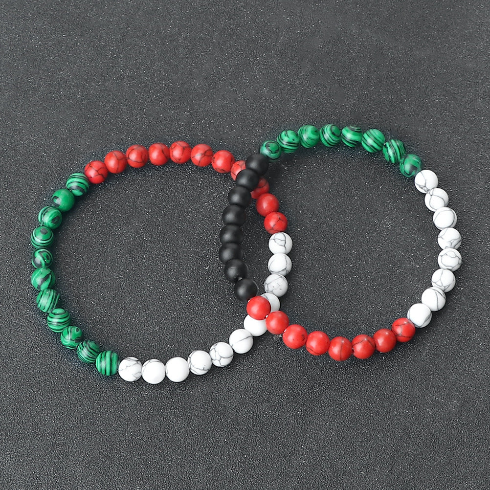 Mano con cuentas elásticas de cuentas de piedra de colores
