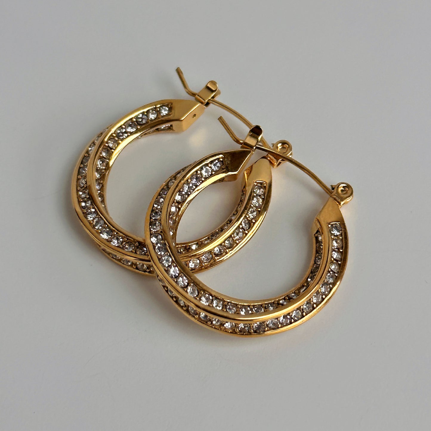 Grand anneau d'oreille torsadé en acier titane et zircon incrusté