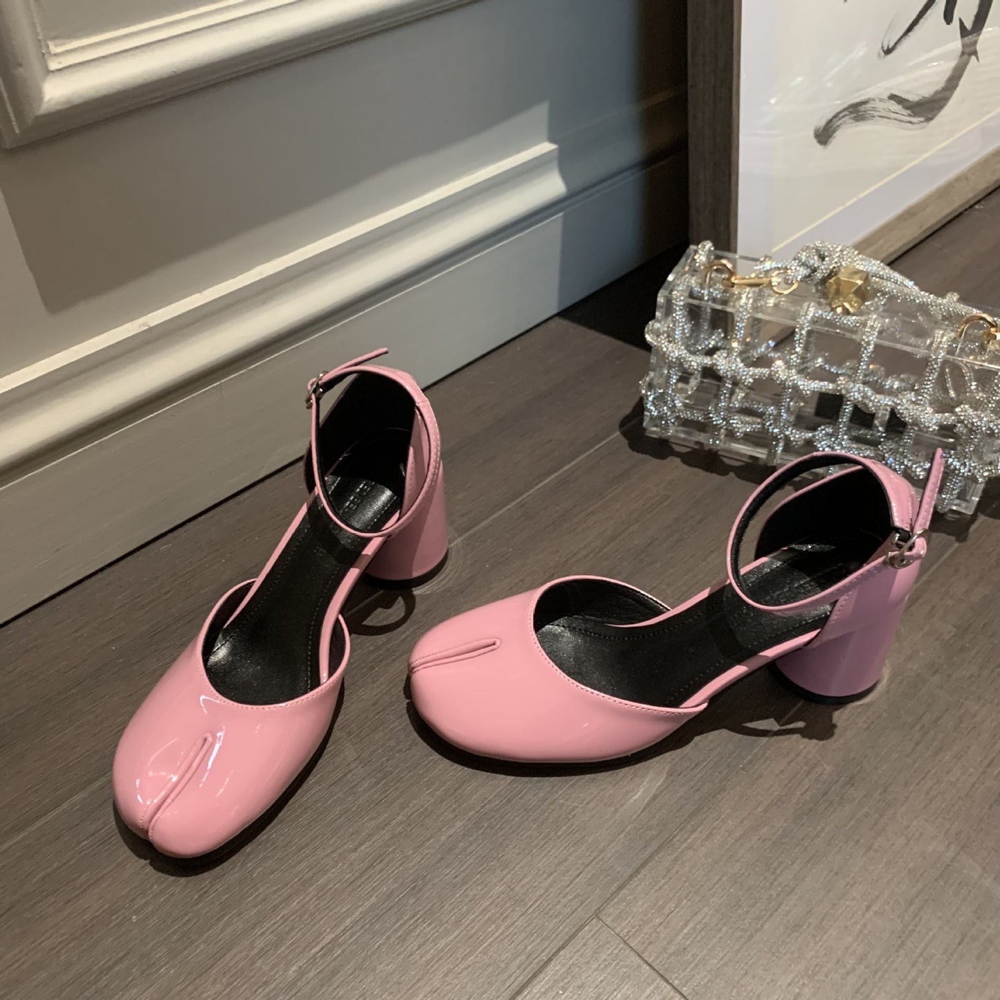 Chaussures à talons épais en cuir verni pour femmes