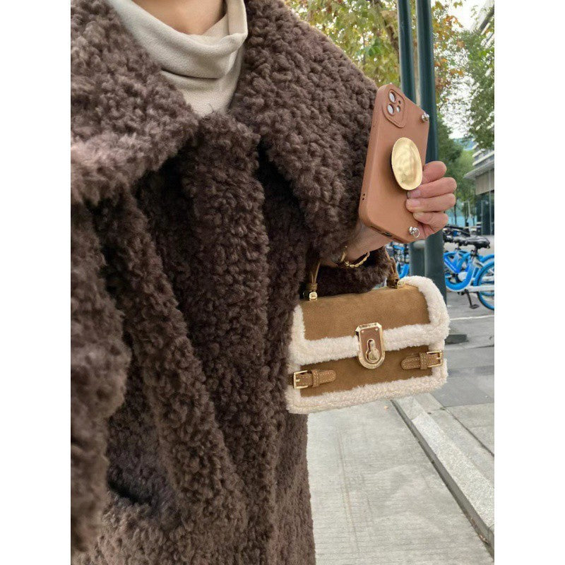Sac à main à bandoulière assorti avec coutures en peluche et texture avancée