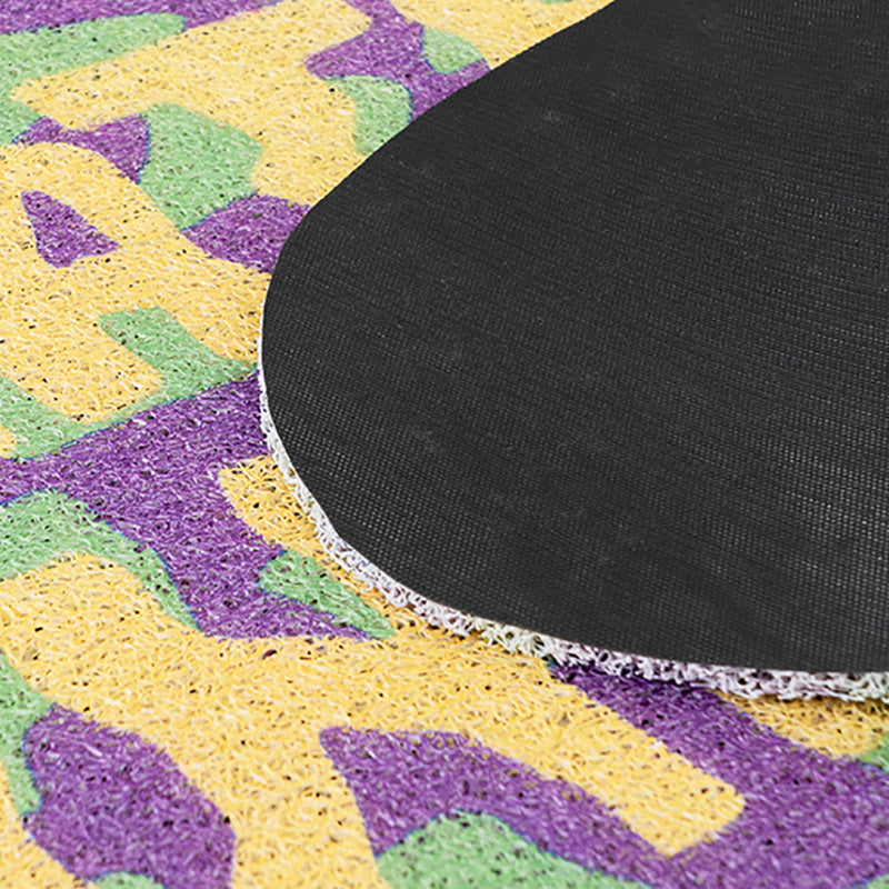 Tapis de salle de bain en forme d'échiquier irrégulier, porte rouge créative
