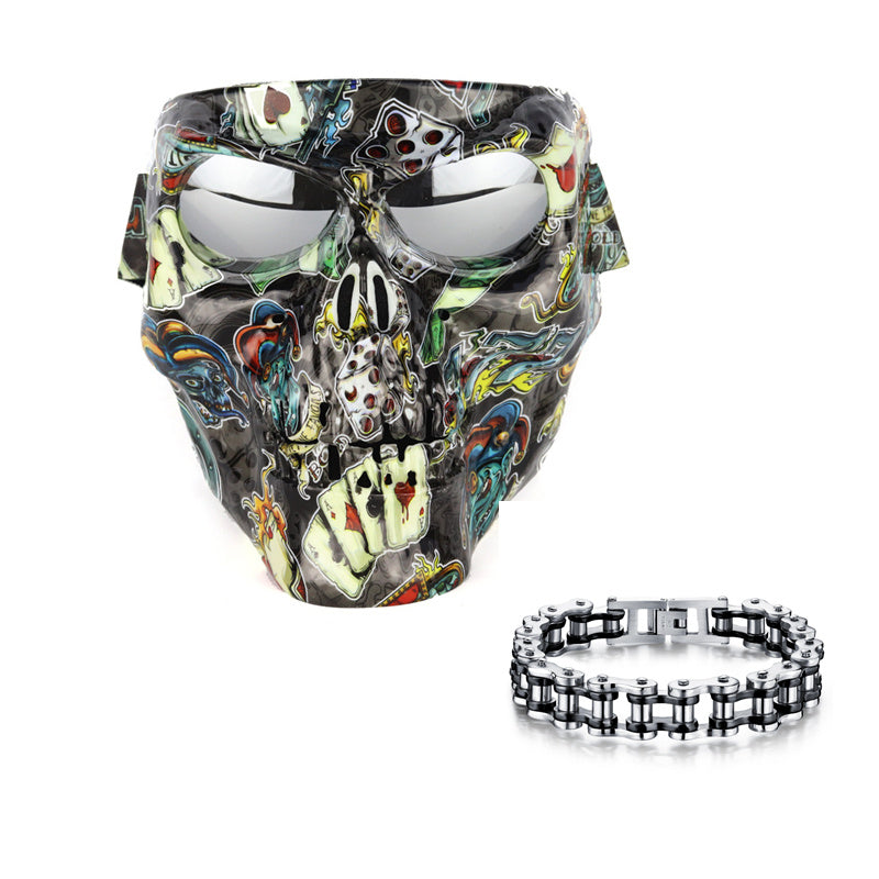 Pilote de moto avec masque de crâne équipé de lunettes