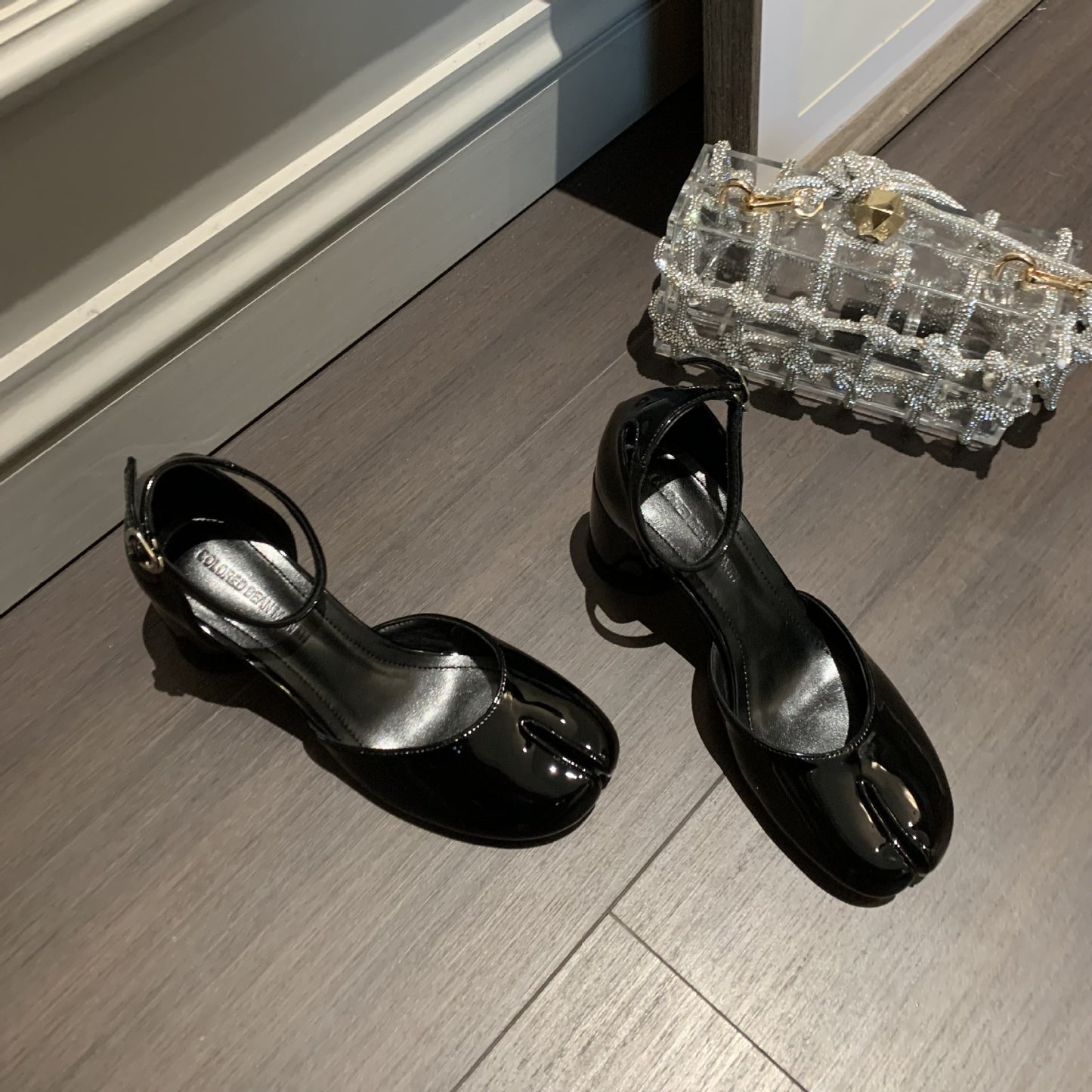 Chaussures à talons épais en cuir verni pour femmes