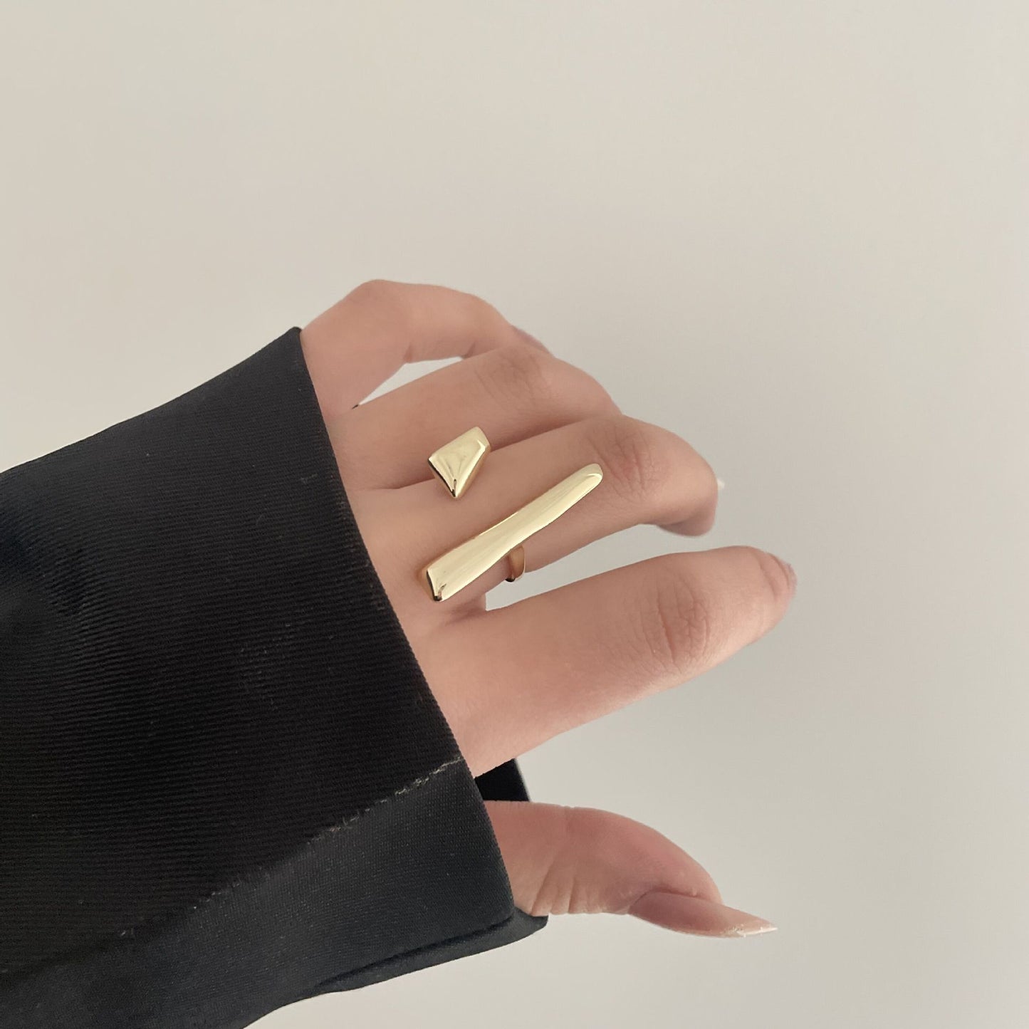 Anillo de dedo índice ajustable geométrico irregular con diseño de interés especial