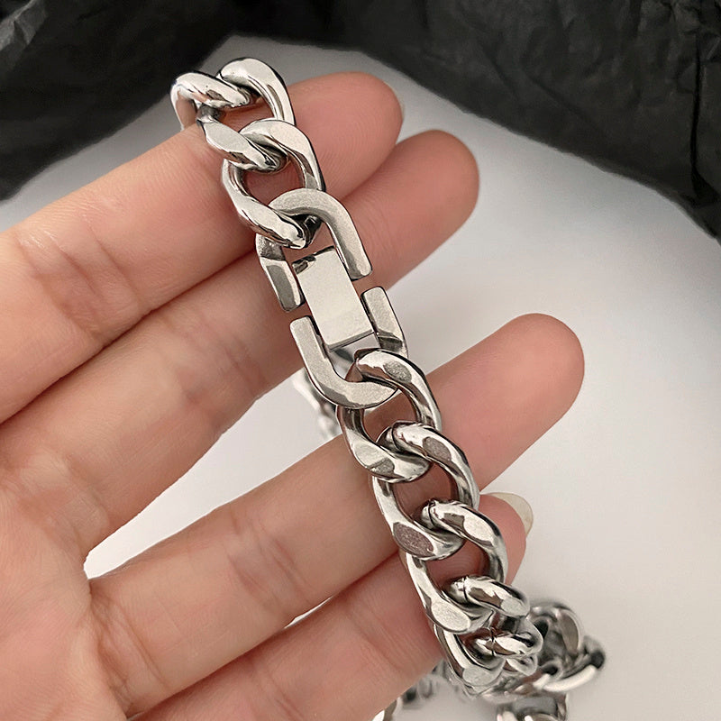 Le bracelet à maillons cubains en acier titane pour couple ne se décolore pas
