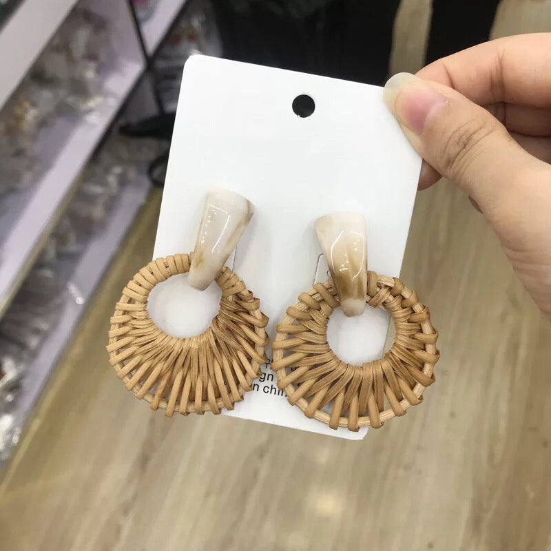 Boucles d'oreilles rondes en rotin à géométrie exagérée vintage de Corée du Sud