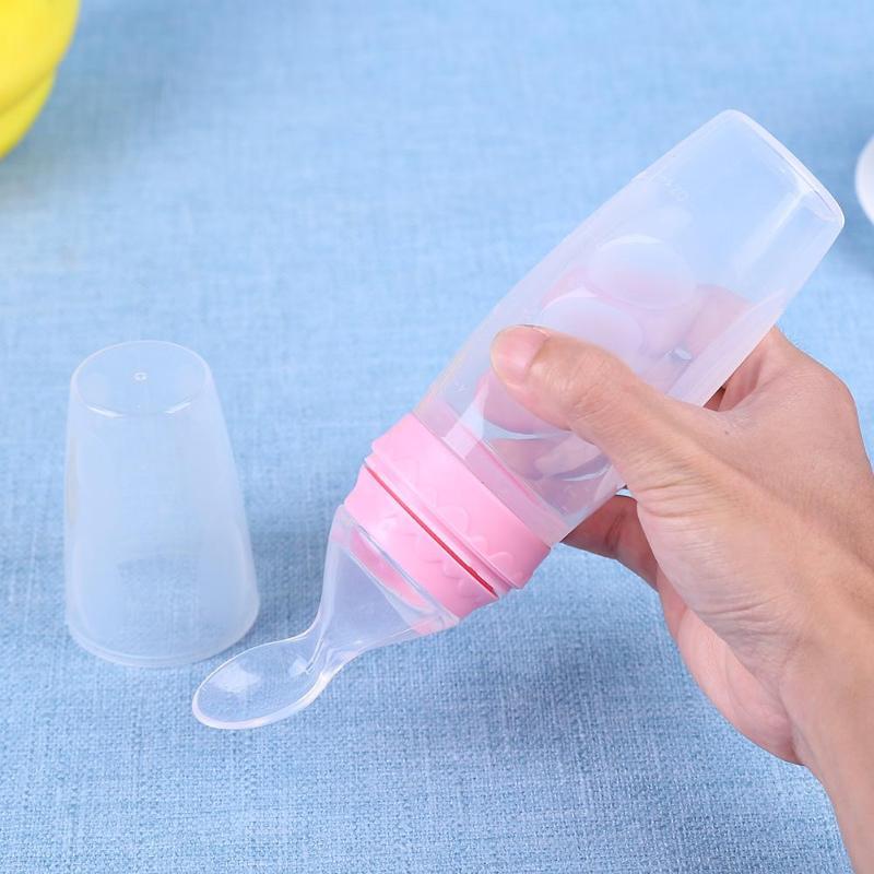 Presser la cuillère d'alimentation pour bébé