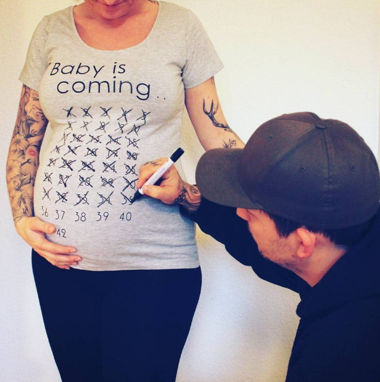 Maternidad con estampado de manos divertidas