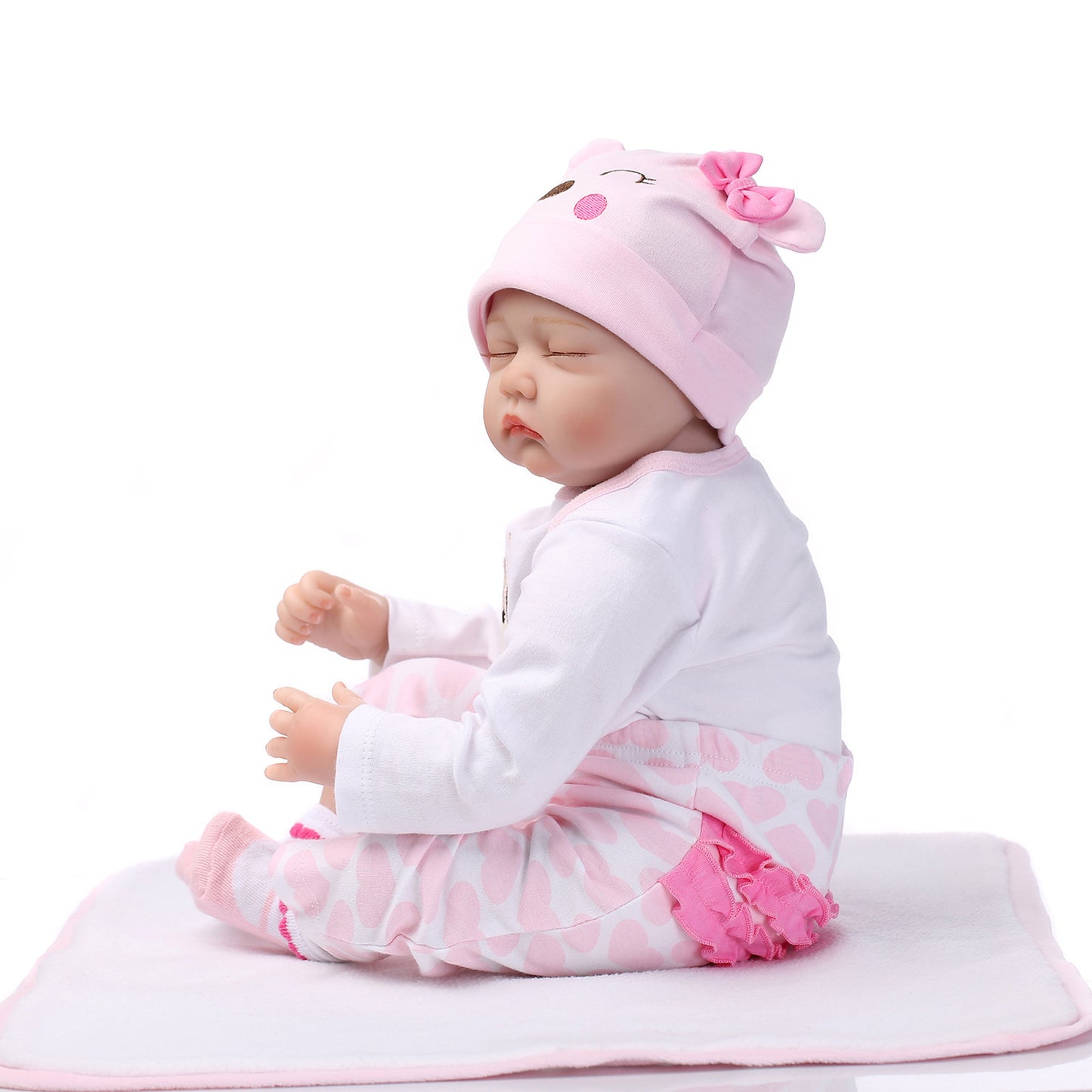 Muñecas de simulación acompañan a los juguetes para dormir.