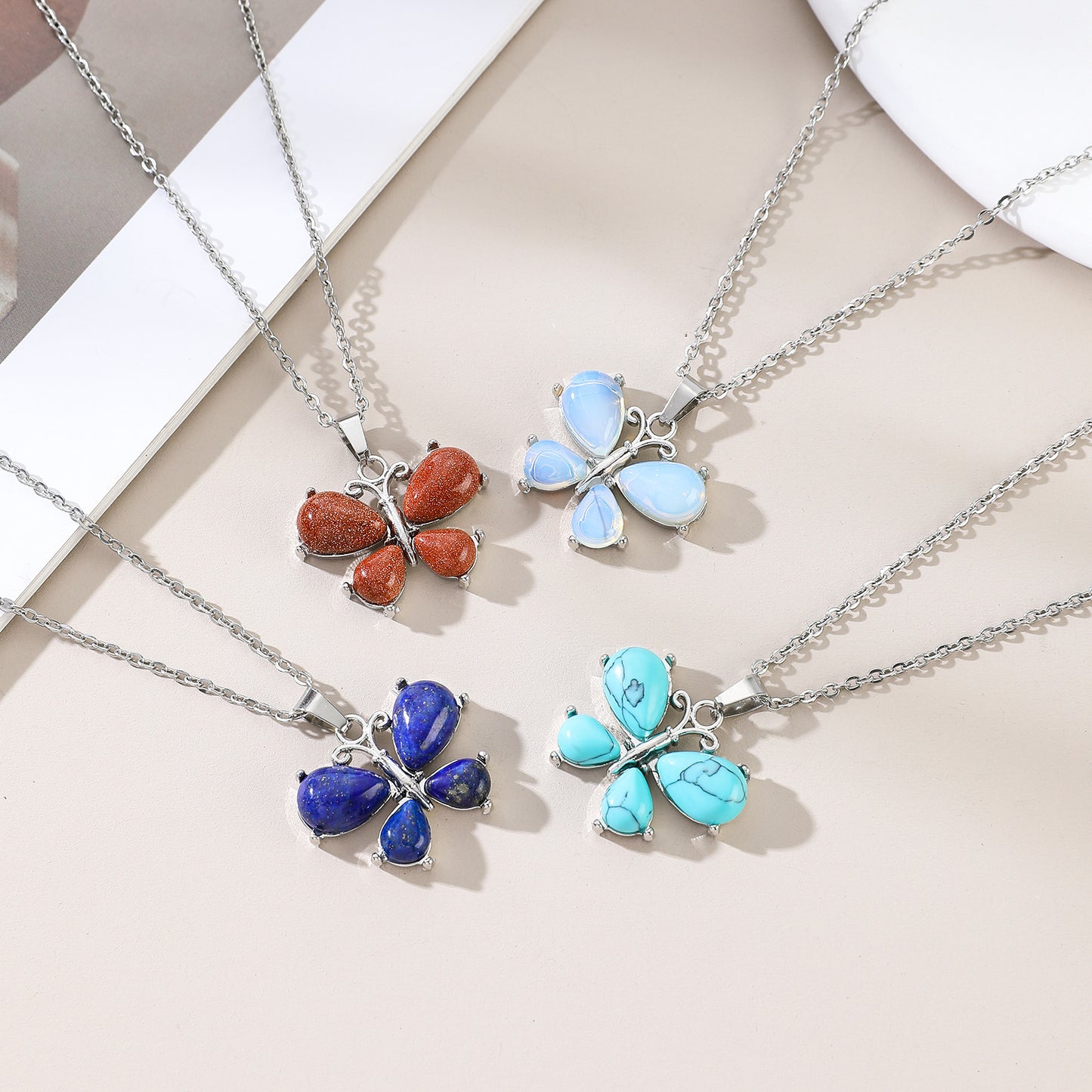 Collier pendentif en alliage de petit papillon en cristal de pierre naturelle