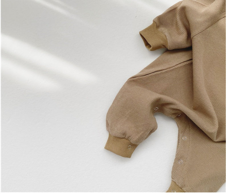 Une-pièce à manches longues pour bébé confortable et simple