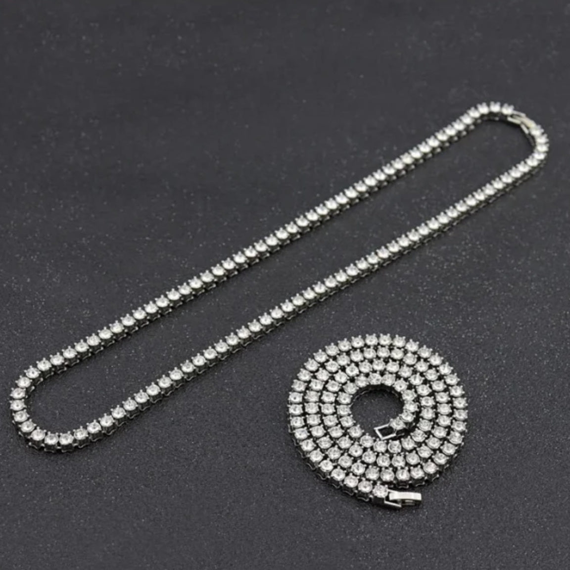 Exquisito collar estilo callejero con diamantes y circonitas