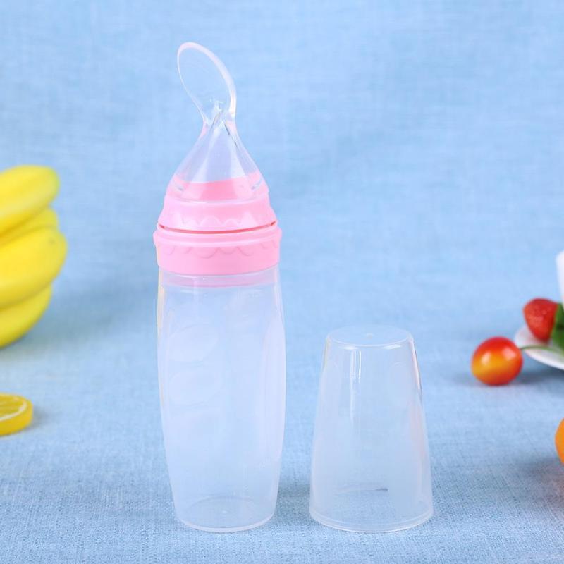 Presser la cuillère d'alimentation pour bébé