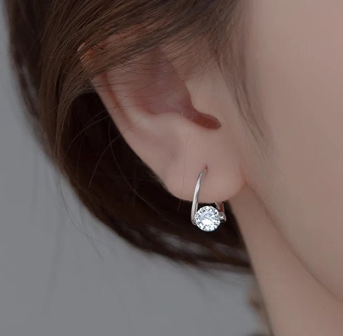 Boucles d'oreilles géométriques en diamant rond blanc de style minimaliste