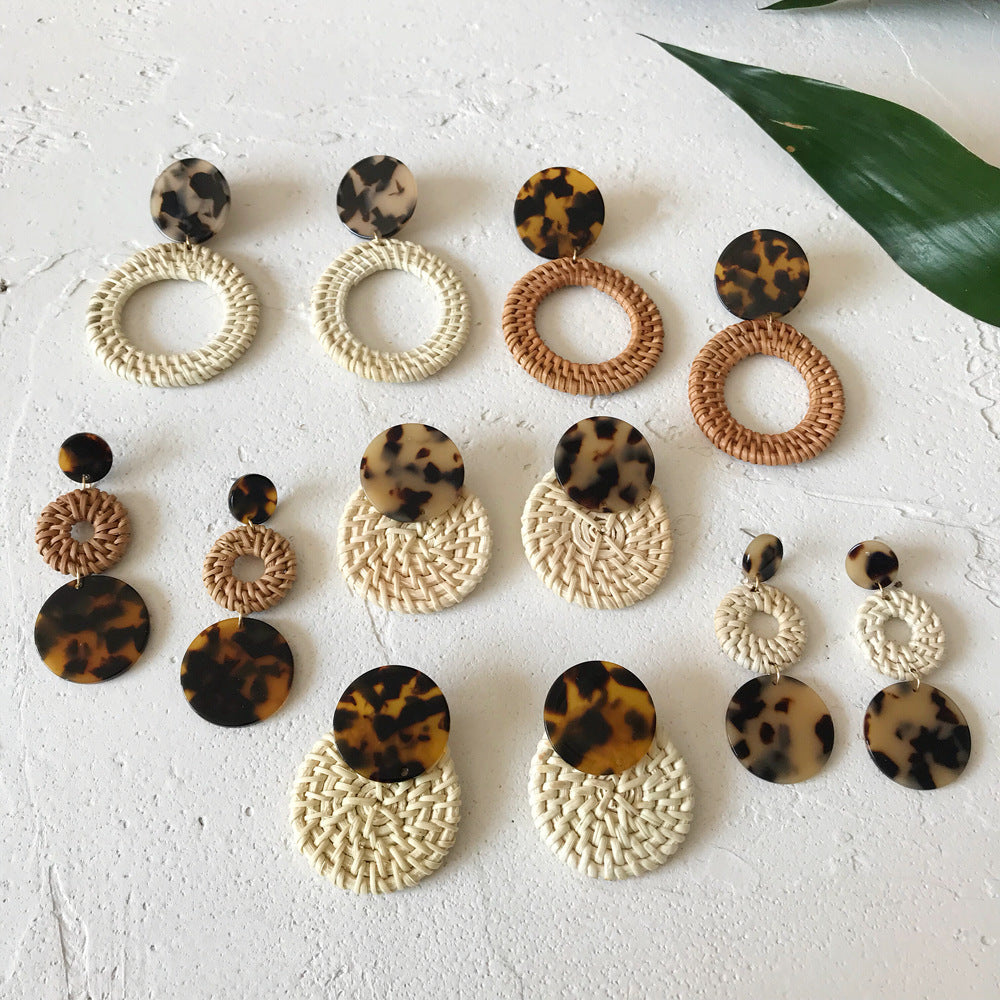 Boucles d'oreilles rondes en rotin à géométrie exagérée vintage de Corée du Sud