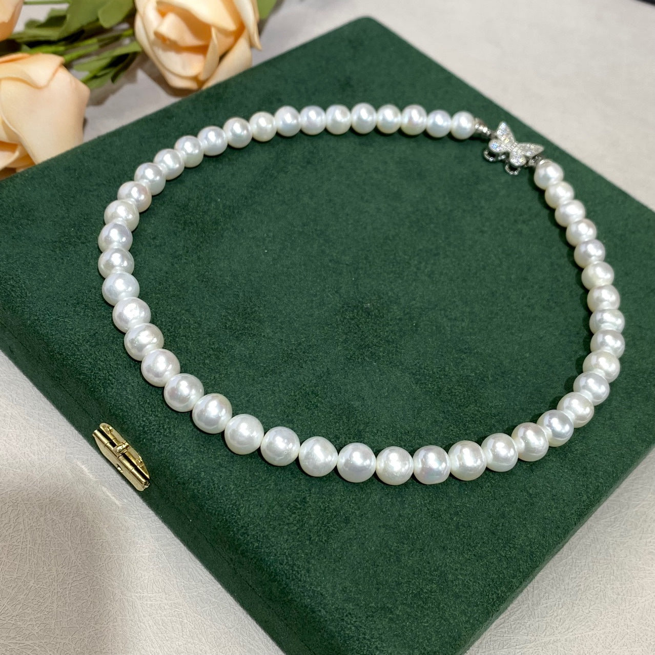 Collier de perles d'eau douce, lumière extrêmement forte, cercle presque parfait