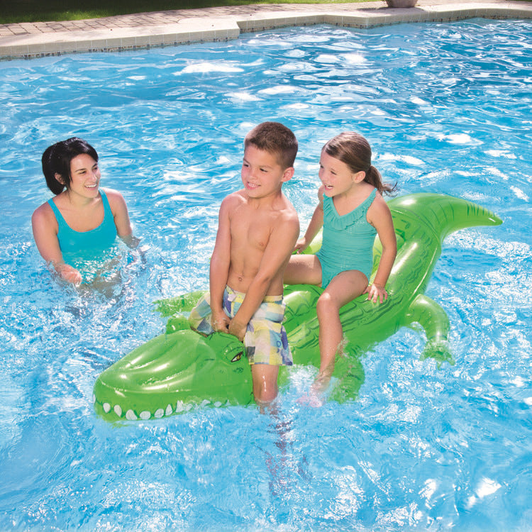 Enfants jouant avec des jouets aquatiques