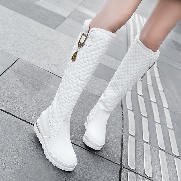 Bota de pierna alta con decoración de metal, tacón medio de gran tamaño