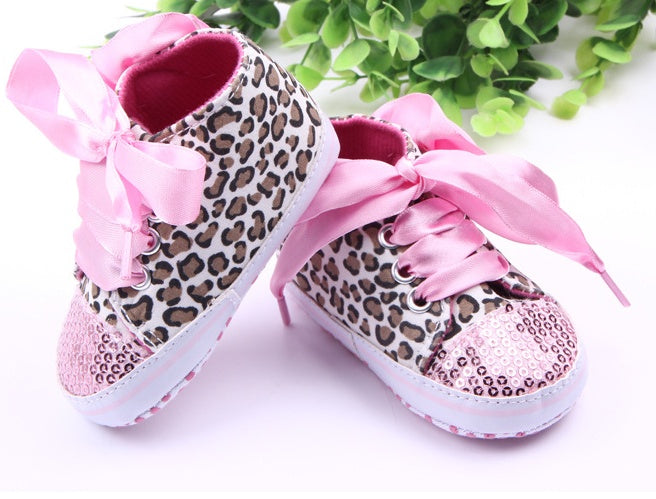 Zapato bebé con cabeza de zapato con estampado de leopardo.