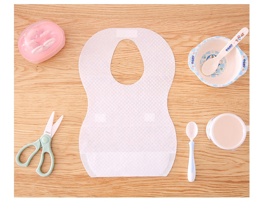 Bébé d'été mangeant un bavoir bébé