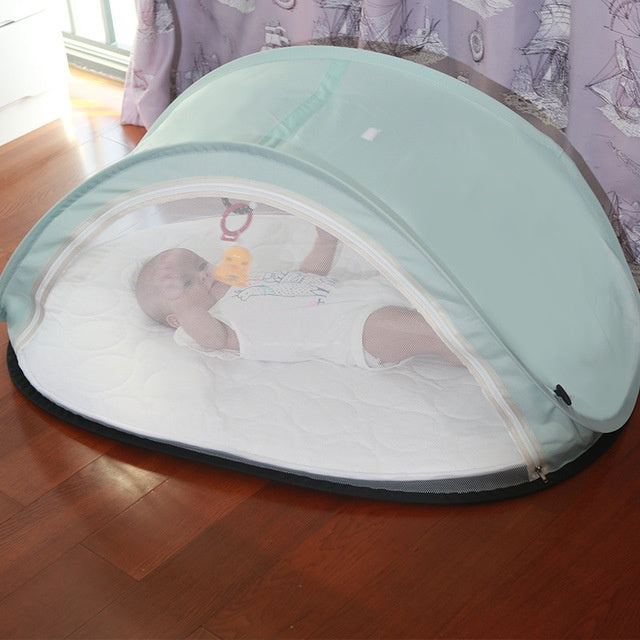 Mosquitera plegable y transpirable en cuna bb.