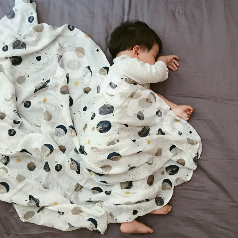 Bébé tenant une couverture serviette double couche fil bambou nouveau-né serviette pour bébé
