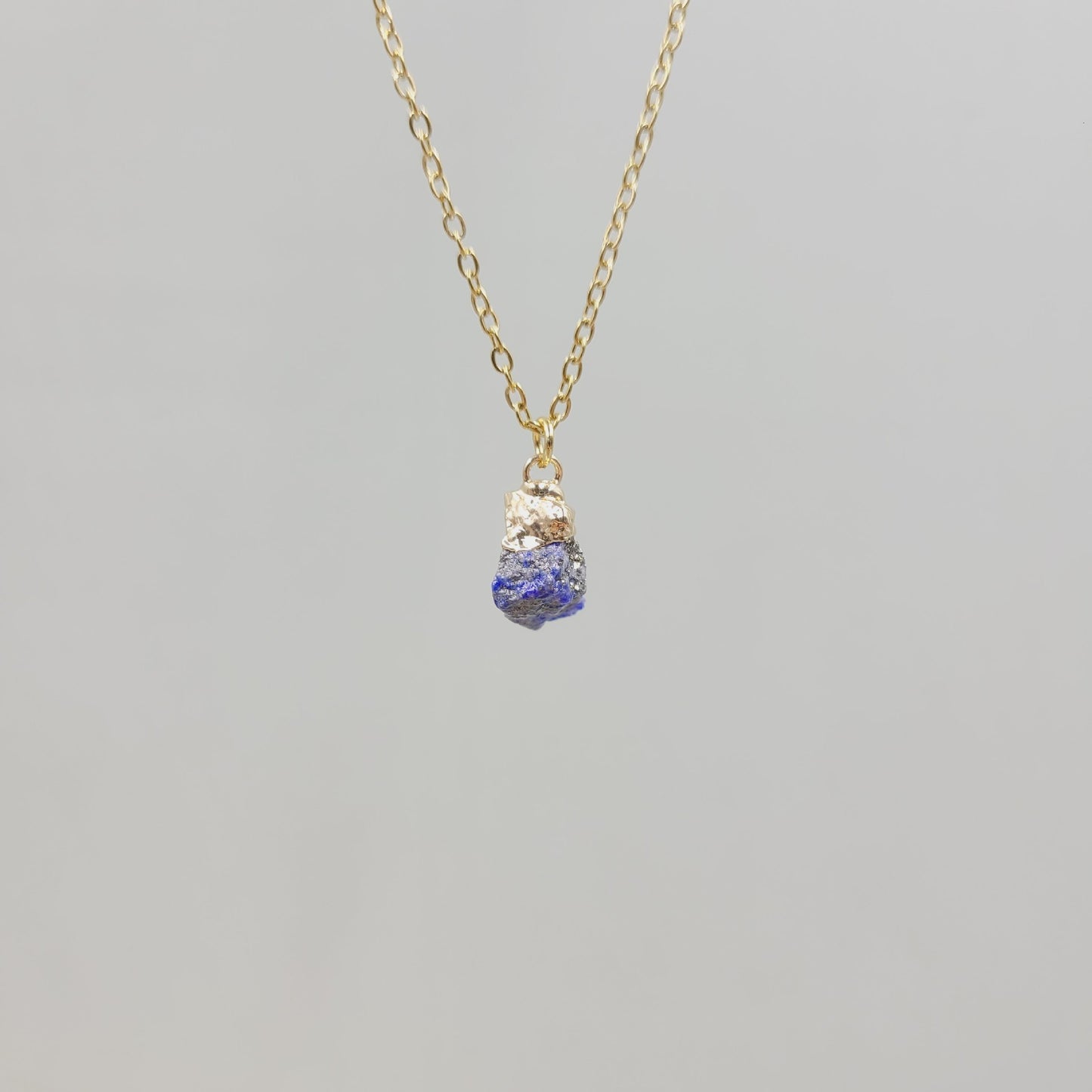 Collier avec pendentif en pierre de cristal naturel irrégulier, chaîne en acier inoxydable en métal