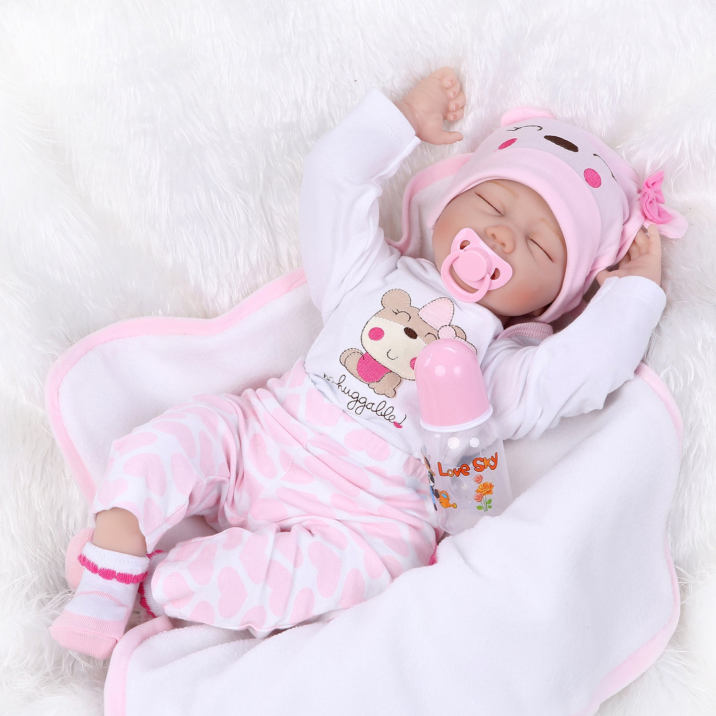 Muñecas de simulación acompañan a los juguetes para dormir.