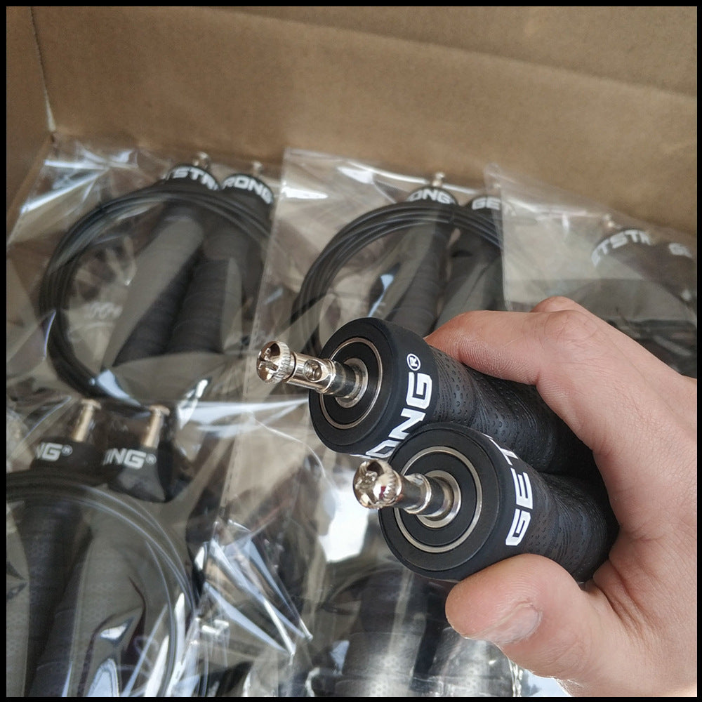 Saltar la cuerda fitness hombres y mujeres. 