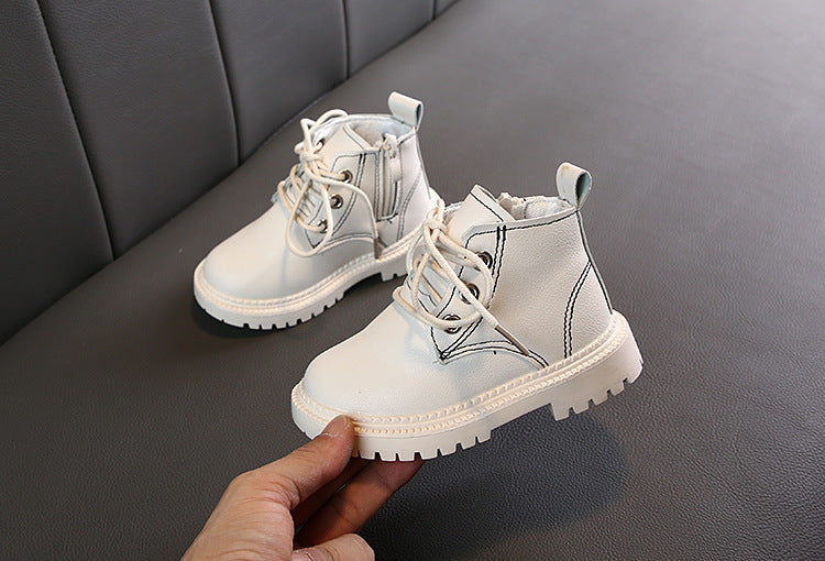 Botas cortas de piel para niño.