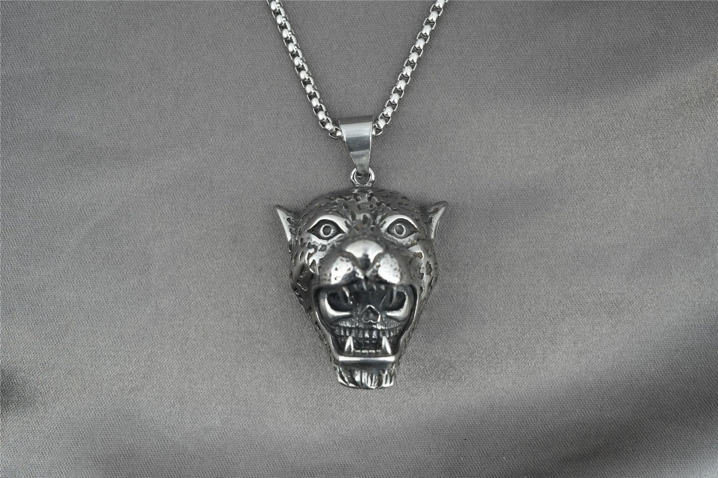 Collar con colgante de león y calavera de tigre simple