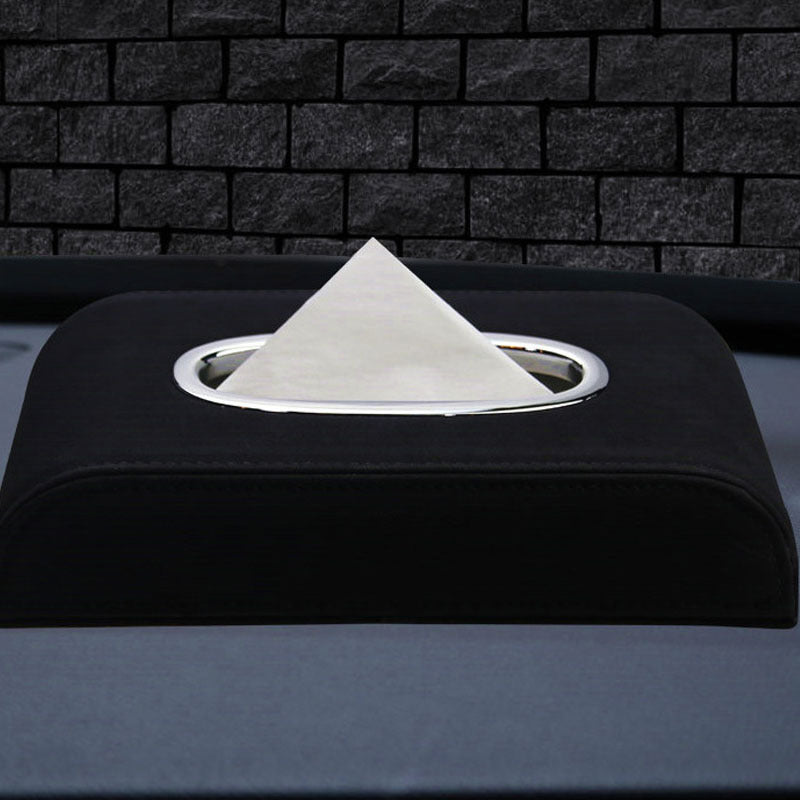 Coche de moda decorado con caja de pañuelos de cuero.