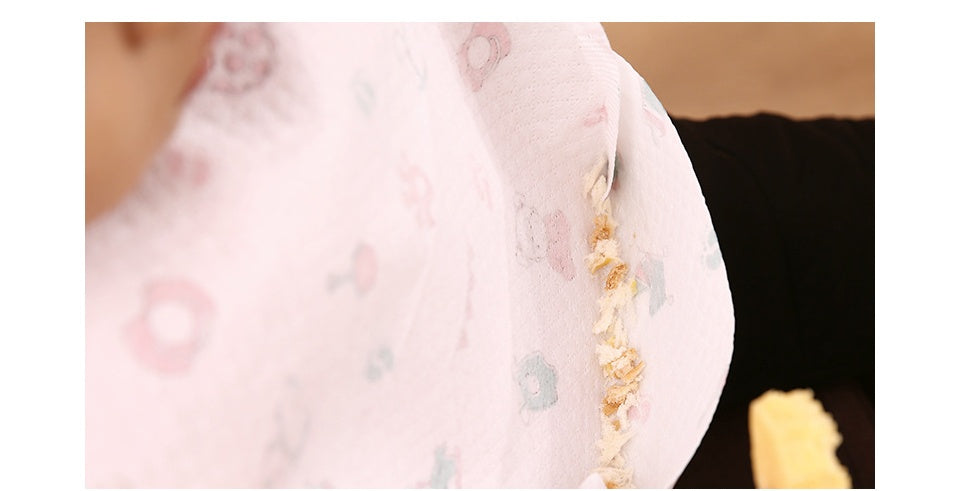 Bébé d'été mangeant un bavoir bébé