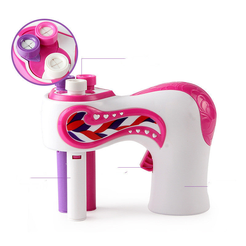 Niños perezosos cabello trenzado y juguetes para jugar a las casitas