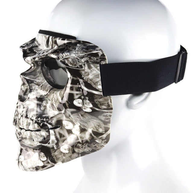 Pilote de moto avec masque de crâne équipé de lunettes