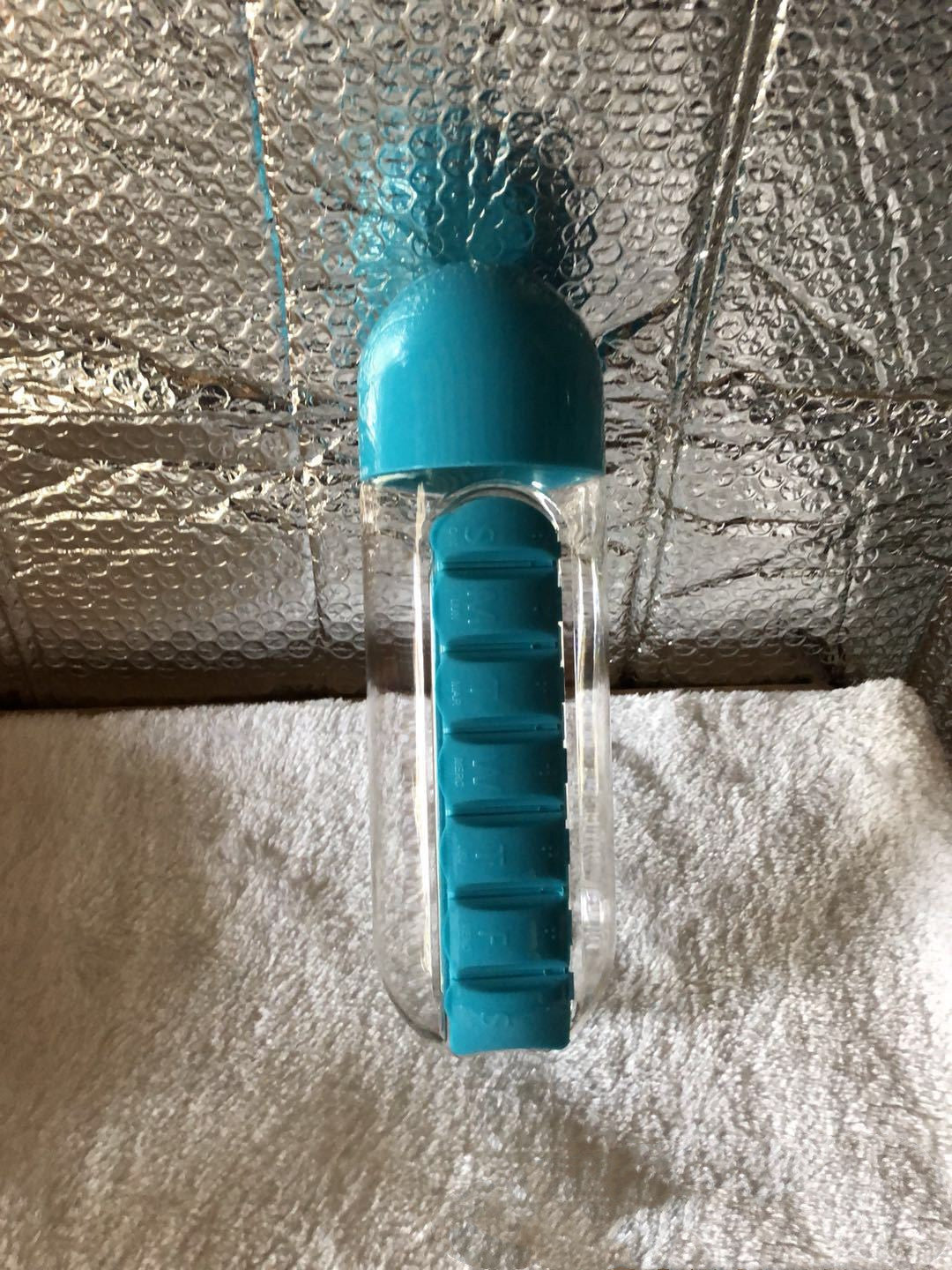 Bouteille d'eau avec pilulier, bouteille de boisson en plastique avec boîte à pilules médicinales, voyage 7 jours, organisateur de médicaments, conteneur de boisson
