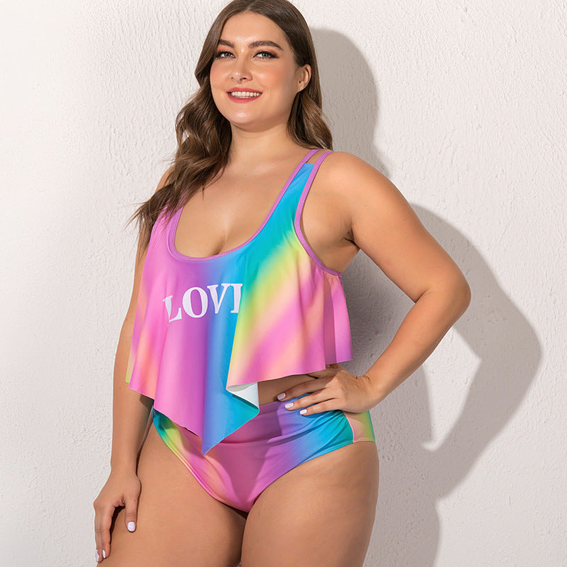 Grosse femme et gros maillot de bain fendu