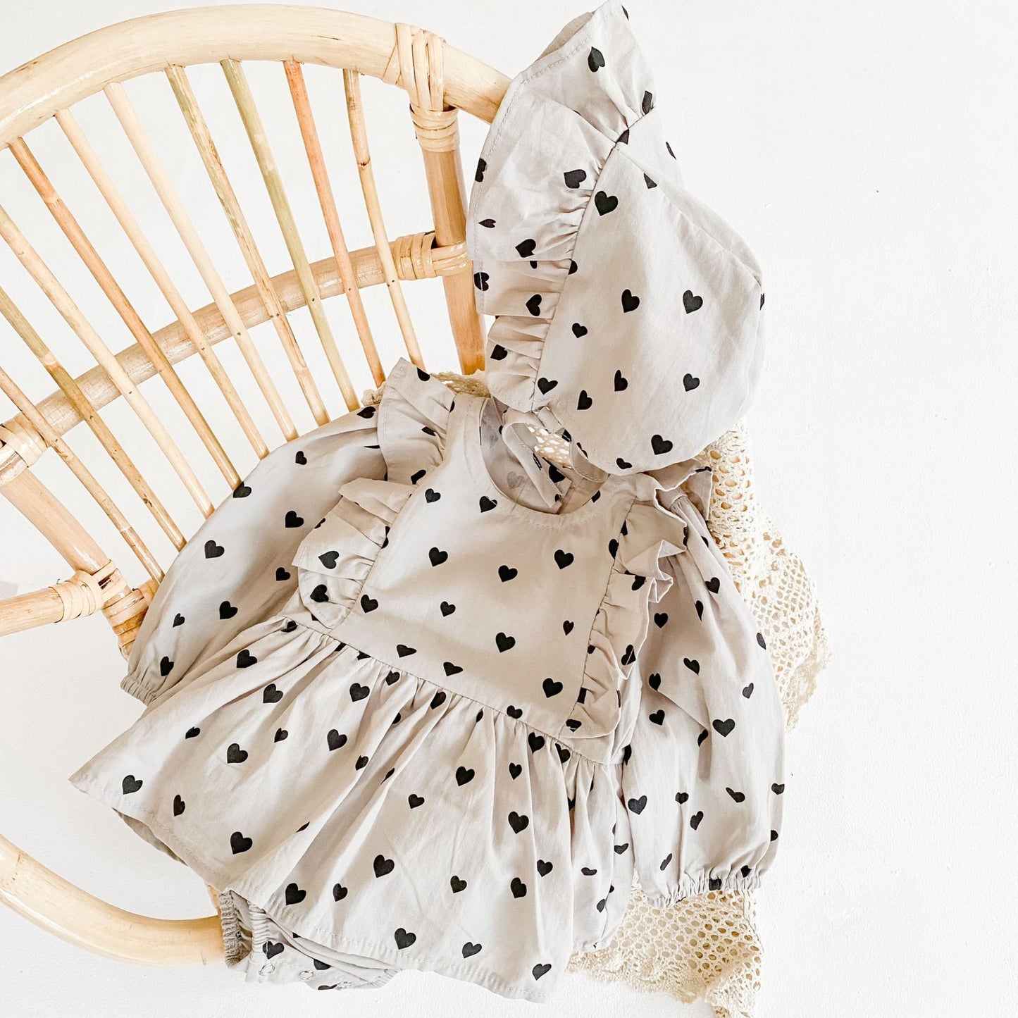 Robe d'amour pour bébé fille, nouveau produit d'automne, barboteuse à manches longues, en coton, vêtements d'escalade une pièce, chapeau gratuit