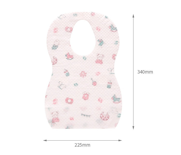 Bébé d'été mangeant un bavoir bébé