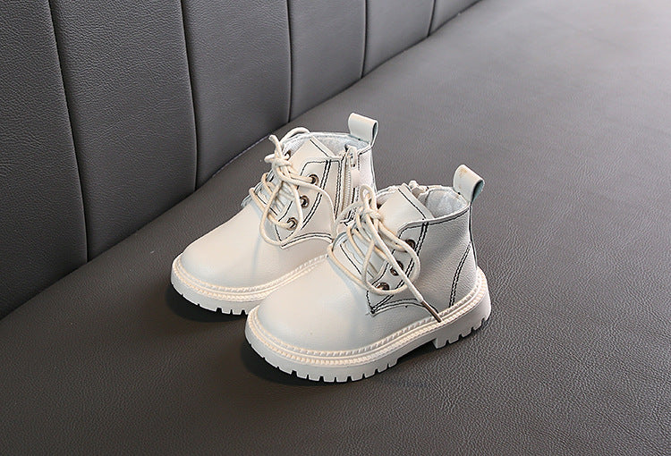 Botas cortas de piel para niño.