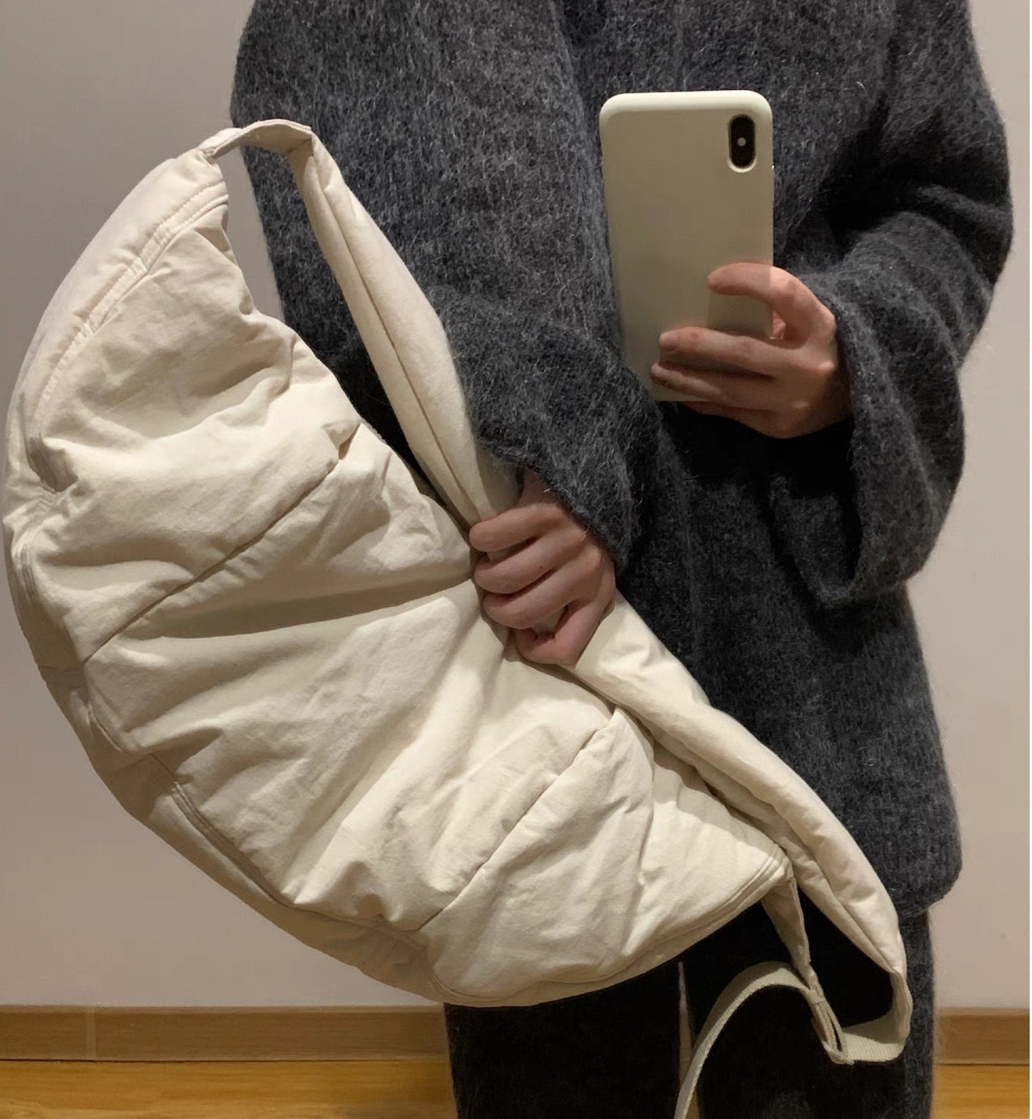 Sac à main à bandoulière en coton et lin en forme de croissant, Design d'intérêt particulier, rempli de riz, nuages ​​blancs