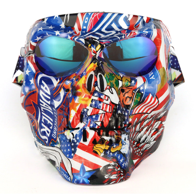 Pilote de moto avec masque de crâne équipé de lunettes