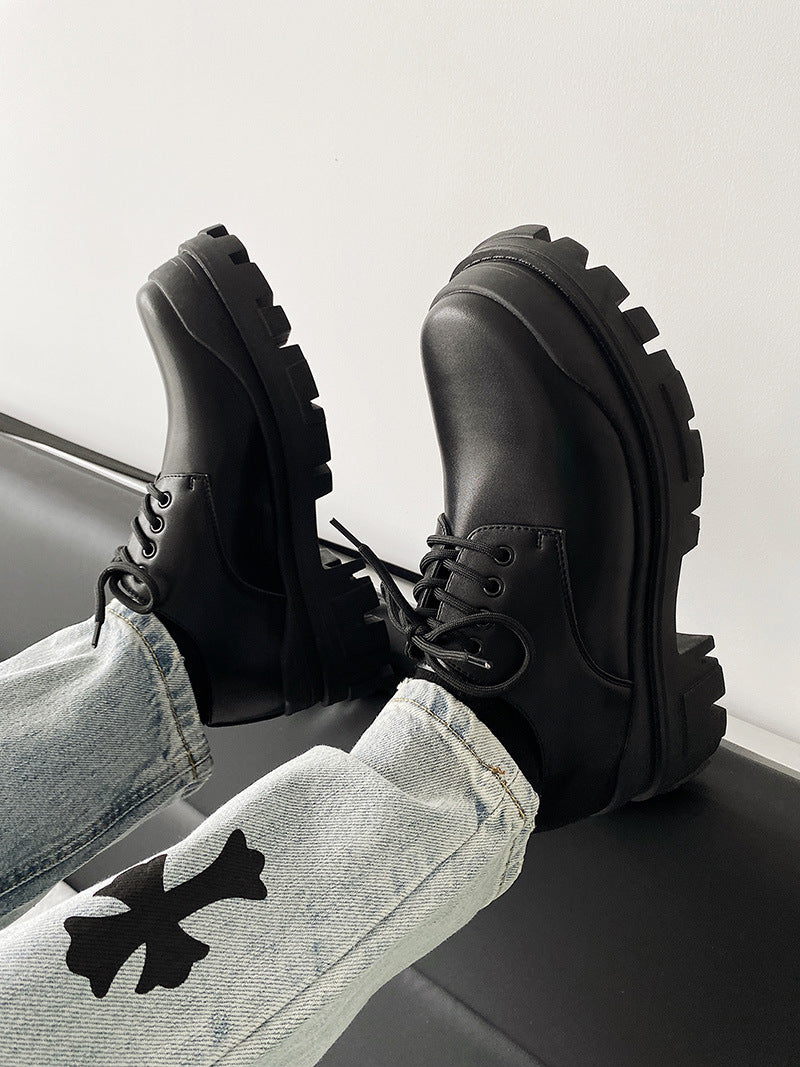 Pareja de zapatos de cuero negros que combinan con todo y parte inferior gruesa